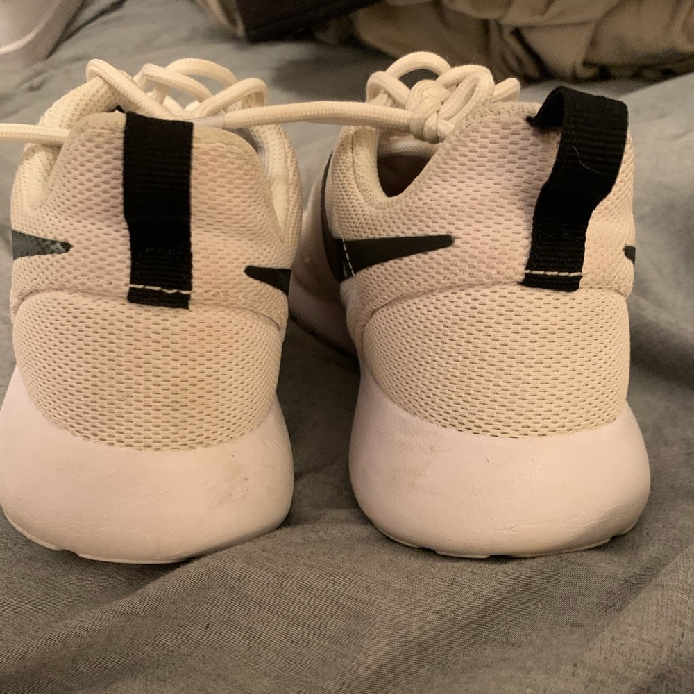 COPY - Nike rouche white shoes - Picture 2 of 5